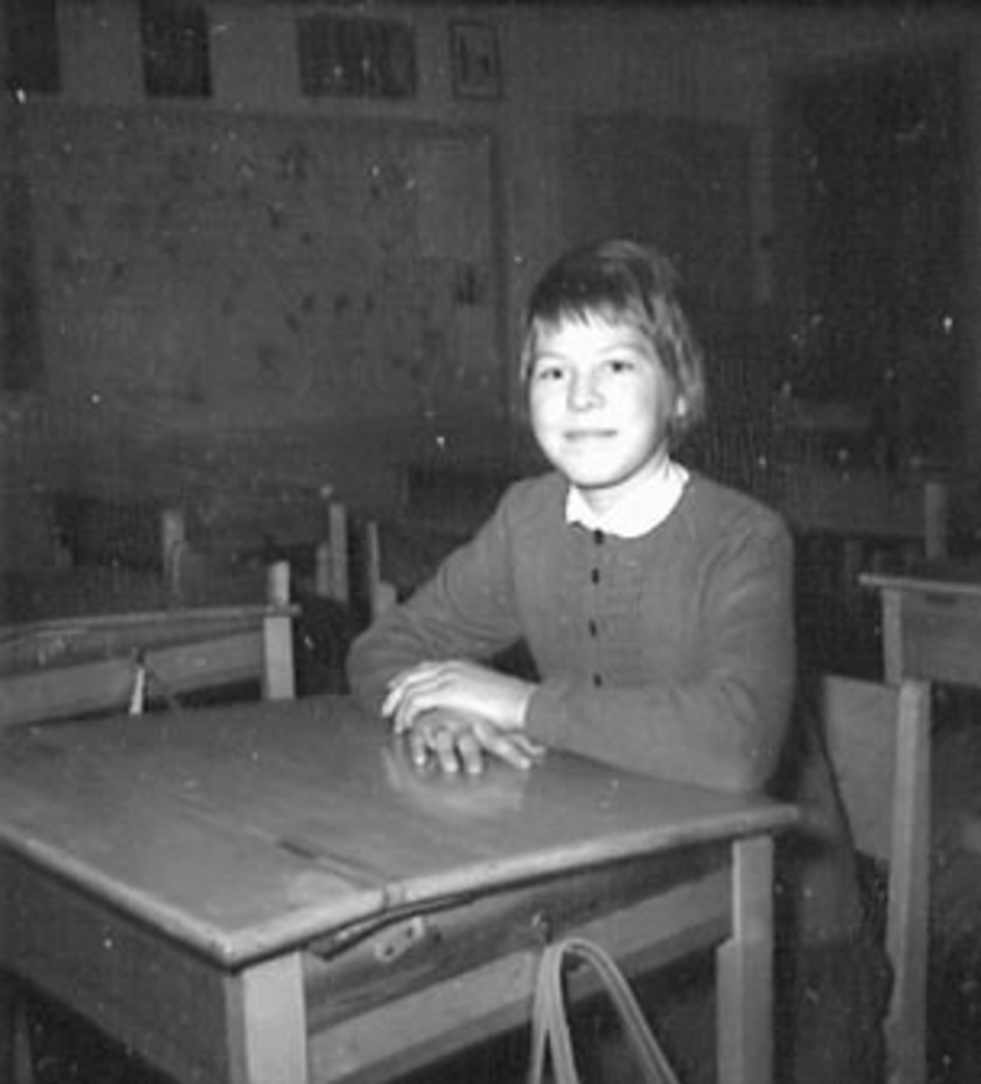 Anno Domkirkeodden, PORTRETT SKOLEELEV, ASTRI KAATORP GIFT ØSTBYE, JENTE VED SKOLEPULTEN, SÅSTAD SKOLE