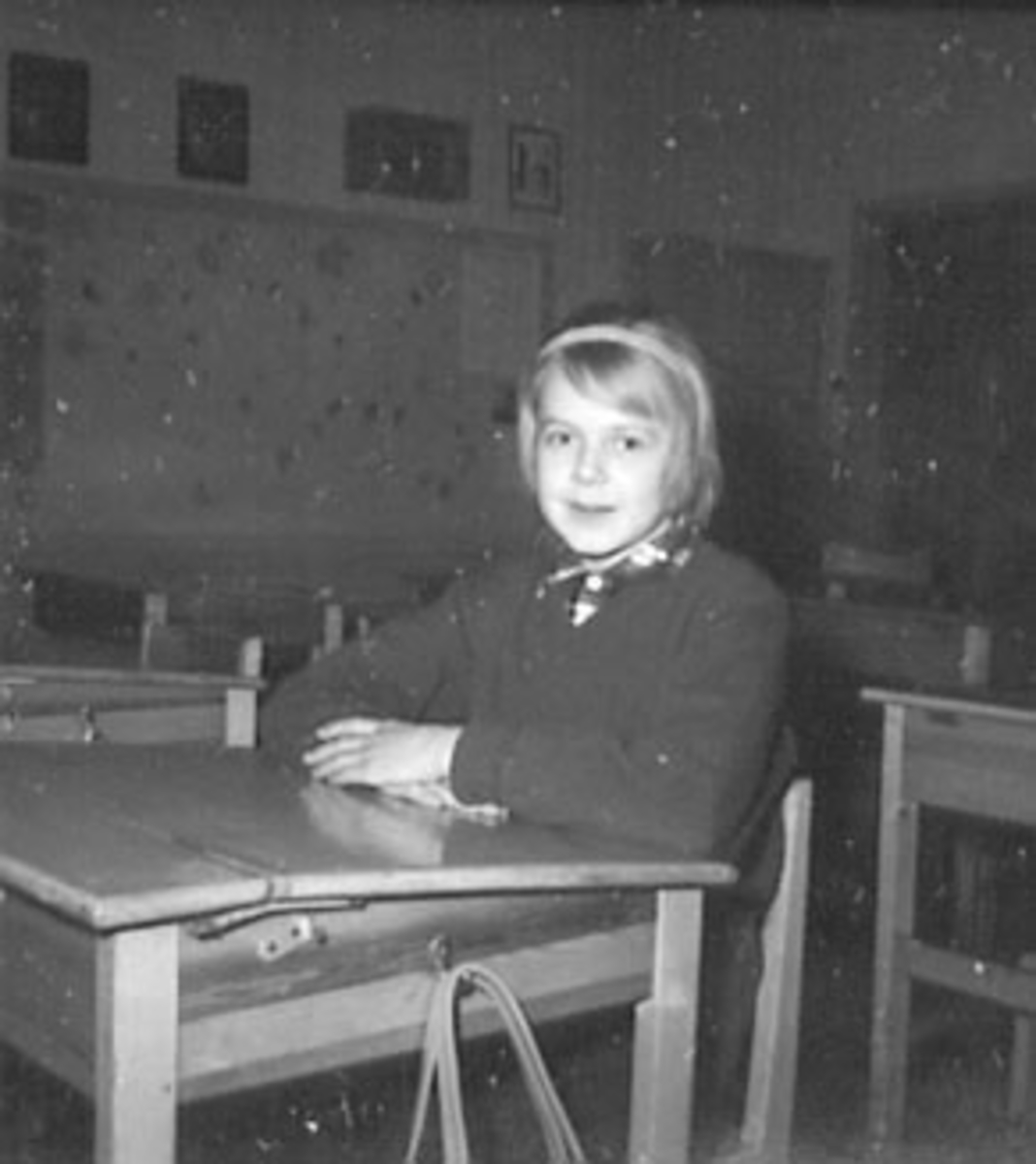 Anno Domkirkeodden, PORTRETT SKOLEELEV, RANDI NØKLEBY VED SKOLEPULT, SÅSTAD SKOLE