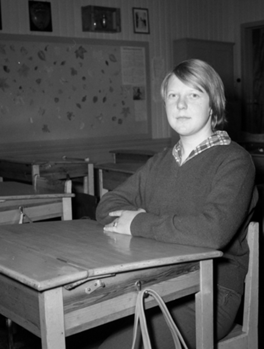 Anno Domkirkeodden, PORTRETT SKOLEELEV, LAILA JENSEN VED SKOLEPULT, SÅSTAD SKOLE