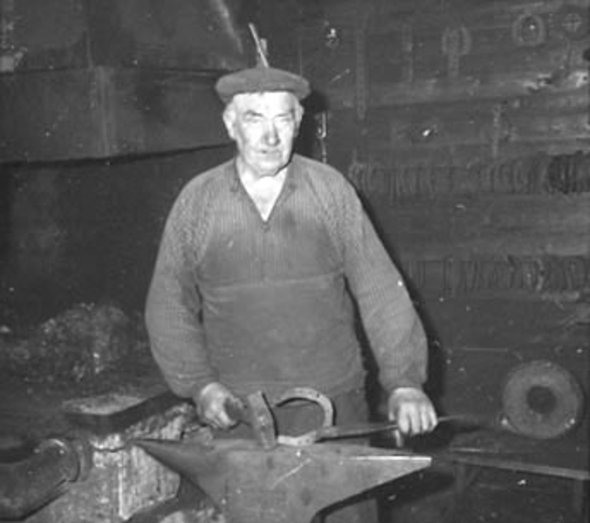 Anno Domkirkeodden, SMED GRANBERG VED AMBOLT MED HESTESKO, INTERIØR SMIE, TANGEN