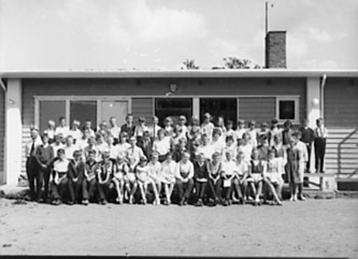 Anno Domkirkeodden, STOR GRUPPE ELEVER OG LÆRERE FORAN STENBY SKOLE, ESPA, TIL VENSTRE: LÆRER/REKTOR MAGNE TOLGENSBAKK, TIL HØYRE: INGER MOSTUE. BILDET ER TATT SKOLEÅRET 1965. Dublett 0417-04125
