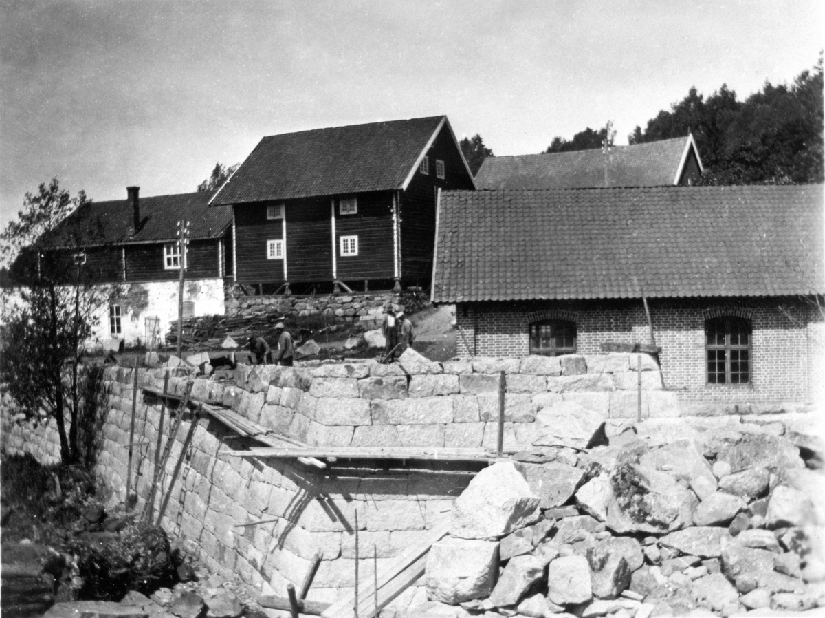 Normann Helger, BYGGING AV VIKSBRUA, VIK GÅRD, TANGEN