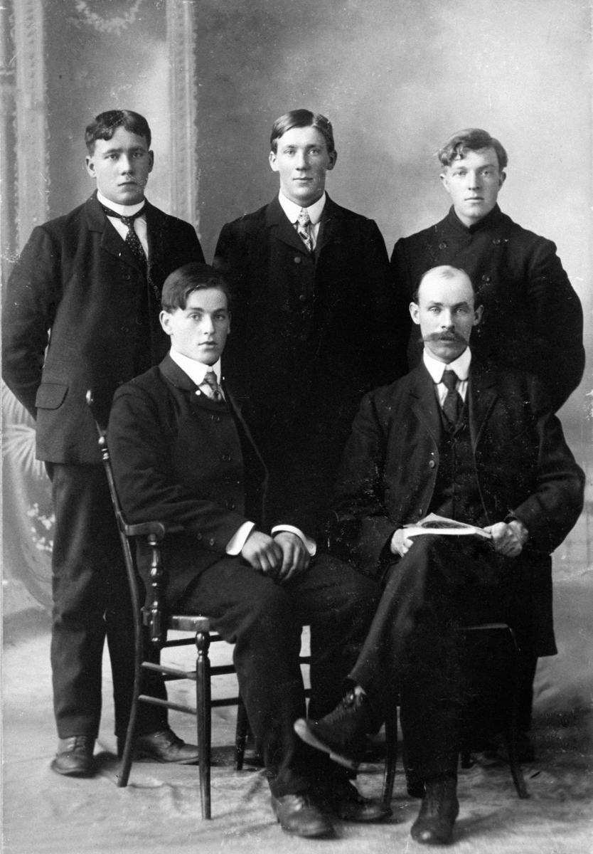 Normann Helger, GRUPPE: 5 MENN, SIGURD LIEN, VESTLI, VALLSET, ATLE ANDERSEN, TANGEN, JOHAN JØRGENSEN, TANGEN, HENRIK HENRIKSEN, ESPA, UTVANDRET TIL USA.