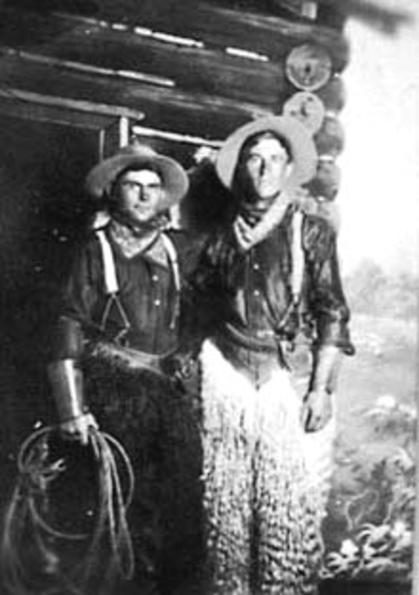 Normann Helger, GRUPPE: 2 COWBOYER MED SKINNBUKSER OG LASSO, REVOLVERBELTE, TIL VENSTRE: MARTIN VELTLYKKJA, ROMEDAL, FRA ODANAK, WIS. , USA, UTVANDRER
