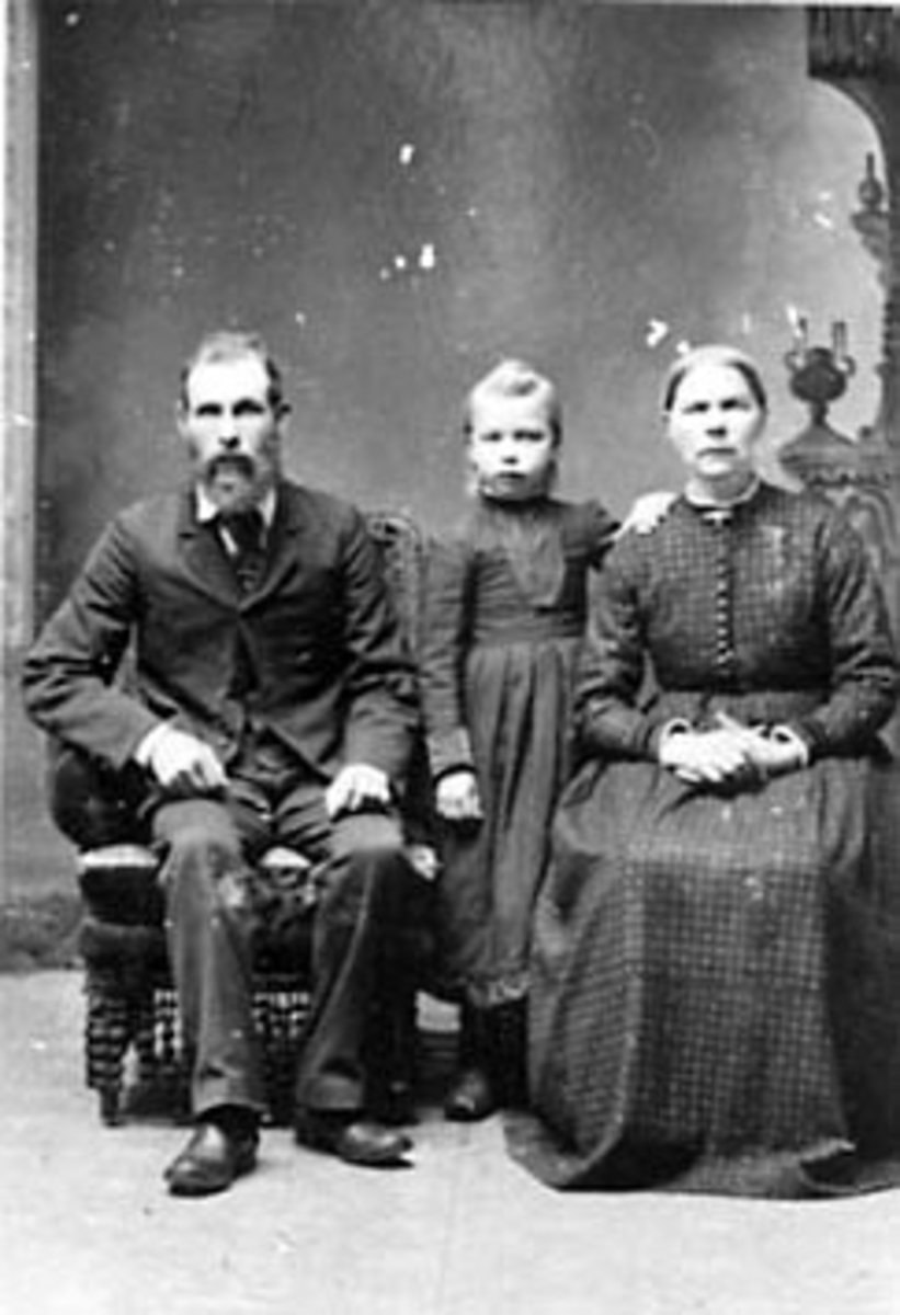 Normann Helger, GRUPPE: 3, FAMILIE MED JENTE I MIDTEN, USA, UTVANDRER.