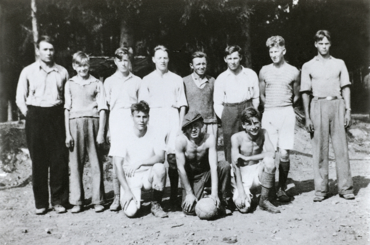 Anno Domkirkeodden, GRUPPE: 11 FOTBALLSPILLERE, TANGEN AIF. , NYBAKKSLETTA, FORAN FRA VENSTRE: TORLEIF HAGEN, HARRY STRAND, KÅRE KOPPANG, BAK: LAGLEDER OLE ÅSEN, JAN GULBRANDSEN, FRIDTJOF FRYDENLUND, EVEN PRESTAASEN, ALF SKJELLET, EVEN HAUG, JOHAN MIKKELSEN, TRYGVE OLSEN
