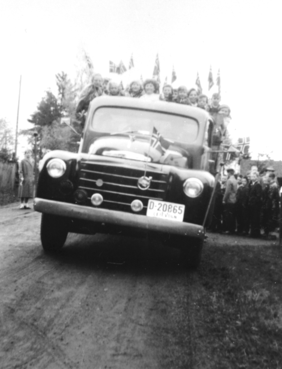 Anno Domkirkeodden, D-20865 LEIEVOGN, VOLVO LASTEBIL MED SKOLEBARN FRA BREIDABLIKK SKOLE, FLAGG, ILSENG