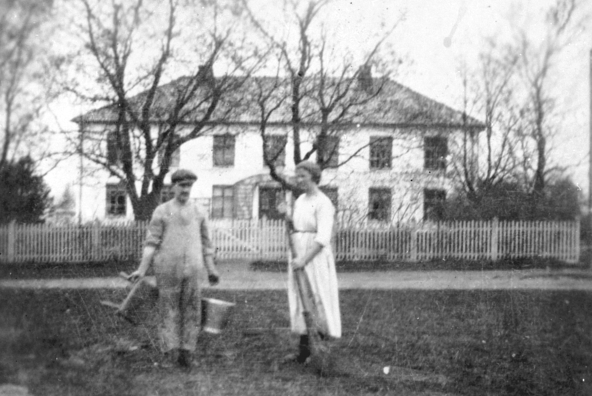 Anno Domkirkeodden, EKSTERIØR: GARDSBRUK, HOVEDBYGNINGEN TOKSTAD, FORAN:SVEISER MARTIN OLSEN, STUEJENTE GUDRUN DALBY