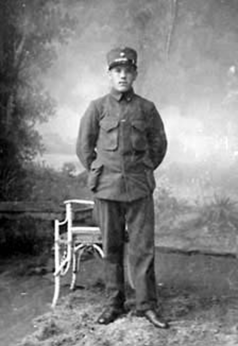 Anno Domkirkeodden, PORTRETT: HARALD SØBAKKEN I UNIFORM, MILITÆR