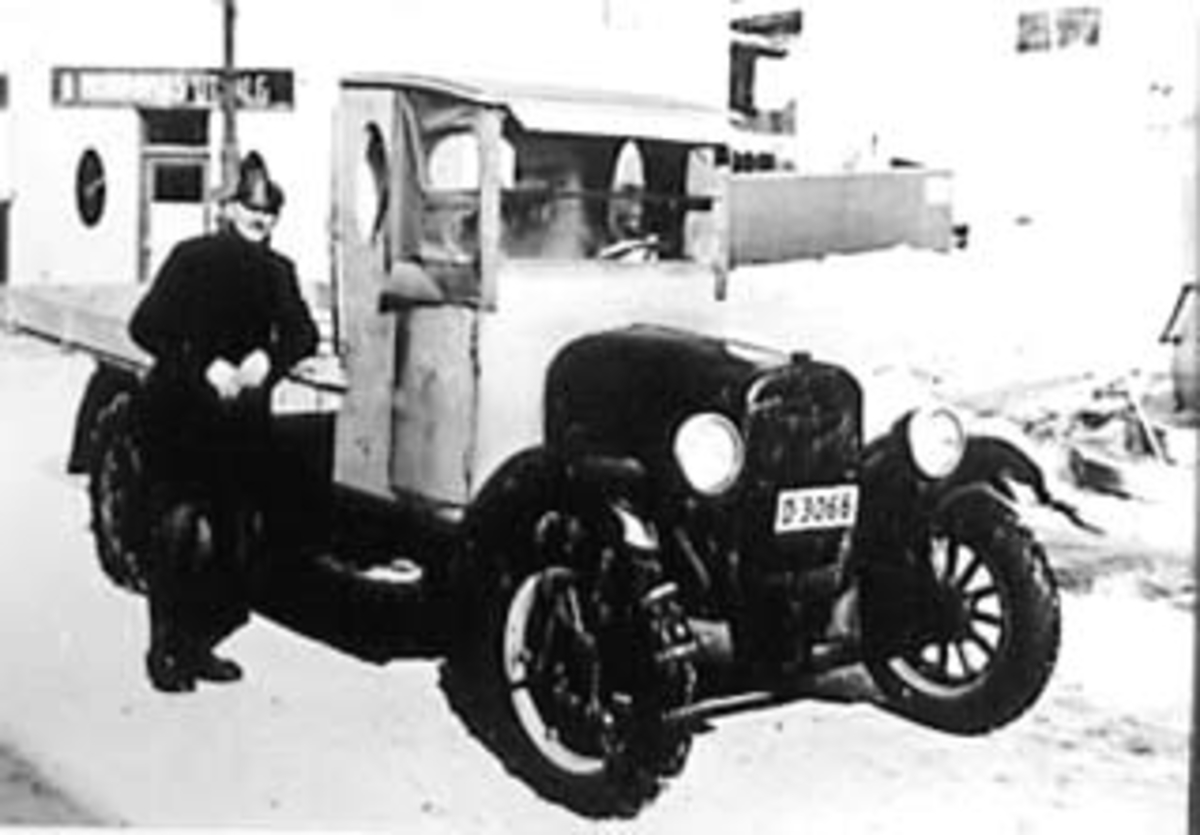 Anno Domkirkeodden, LASTEBIL D-3066, HAMAR KOOPERATIVE, SJÅFØR EMIL NORDBY, ÅSVANG, født Eliassen i 1890. Kommer fra eiendommen Nordby på Hjellum. Gift med Marte Olsen Klafstadbakken (Høgaasen) fra Åsvang. Bodde i Heidemannsgt 1. FOTOGRAFIET ER TATT PÅ HAMAR