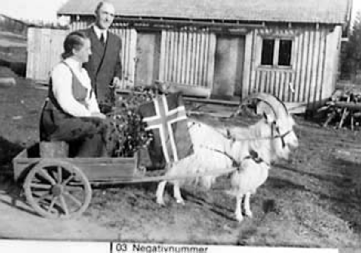 Anno Domkirkeodden, GJEIT MED KJERRE PYNTET MED BJØRKLØV OG FLAGG, I KJERRA: OLGA ÅSEN PETTERSEN, KARL PETTERSEN, ÅSEN VESTRE, VALLSET