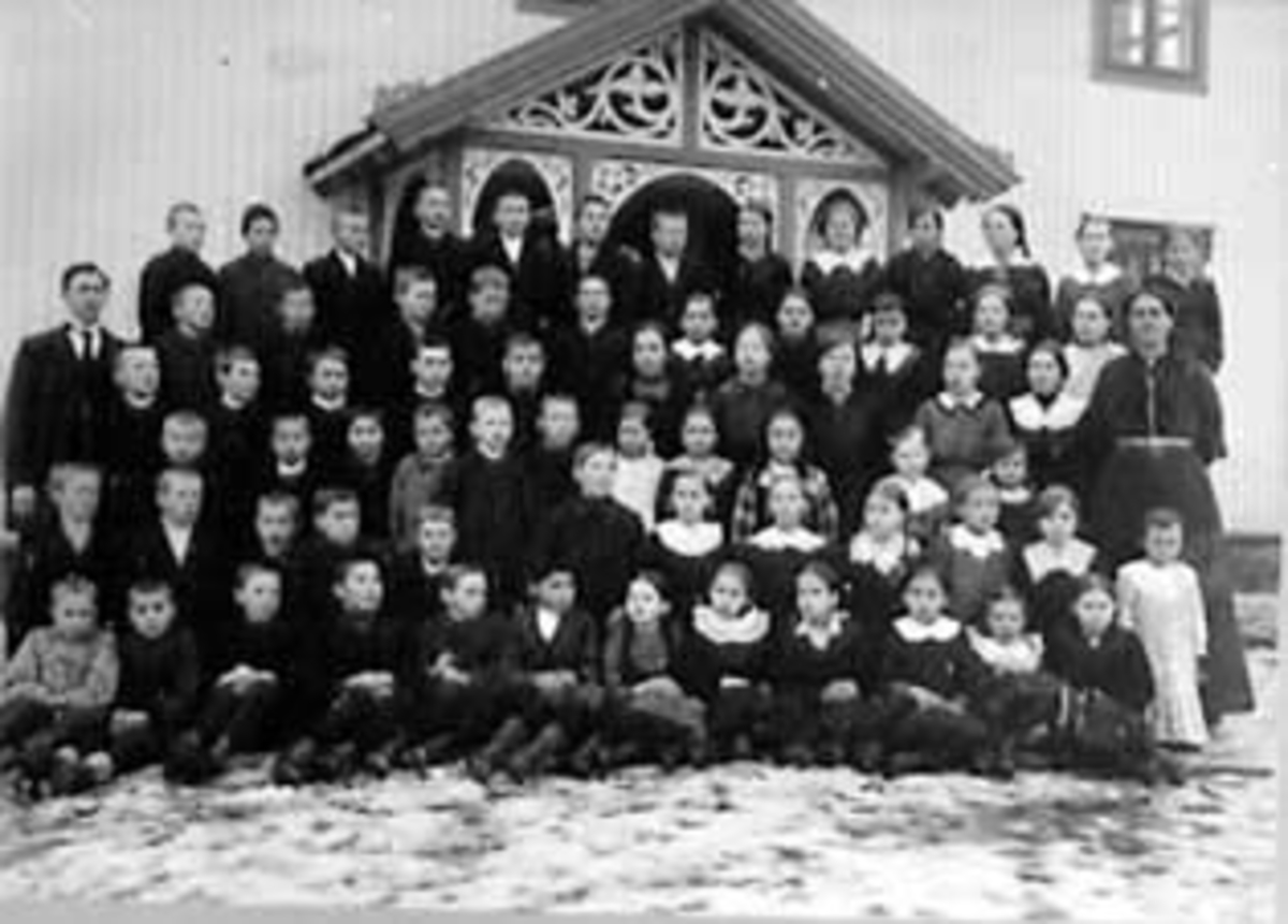 Anno Domkirkeodden, STOR GRUPPE: SKOLEELEVER MED LÆRERE, HEKNE SKOLE, VALLSETDubb: 417-9020.