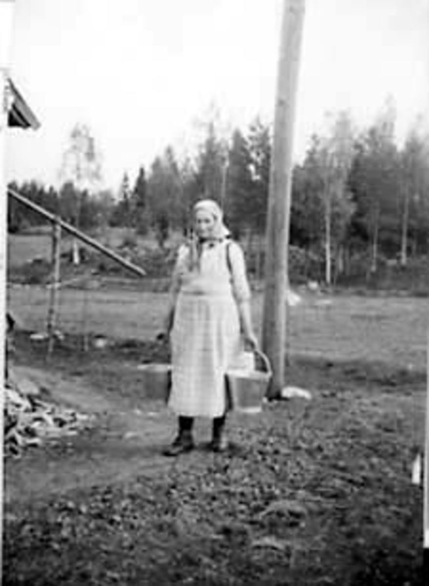 Anno Domkirkeodden, PORTRETT: BEATE ROGNSTAD MED VANNBØTTER, VANNHENTING, VIPPEBRØNN I BAKGRUNNEN, ROGNSTAD, ÅSVANG
