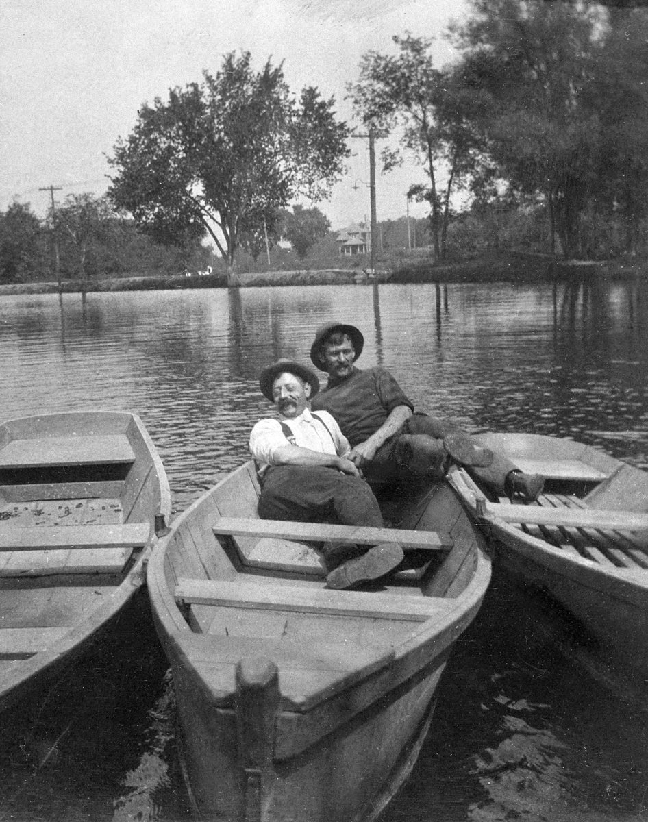 Anno Domkirkeodden, GRUPPE: 2 MENN I ROBÅT, TIL HØYRE: PETER SINNERUD, RODDE TURISTER PÅ VERONA LAKE, USA