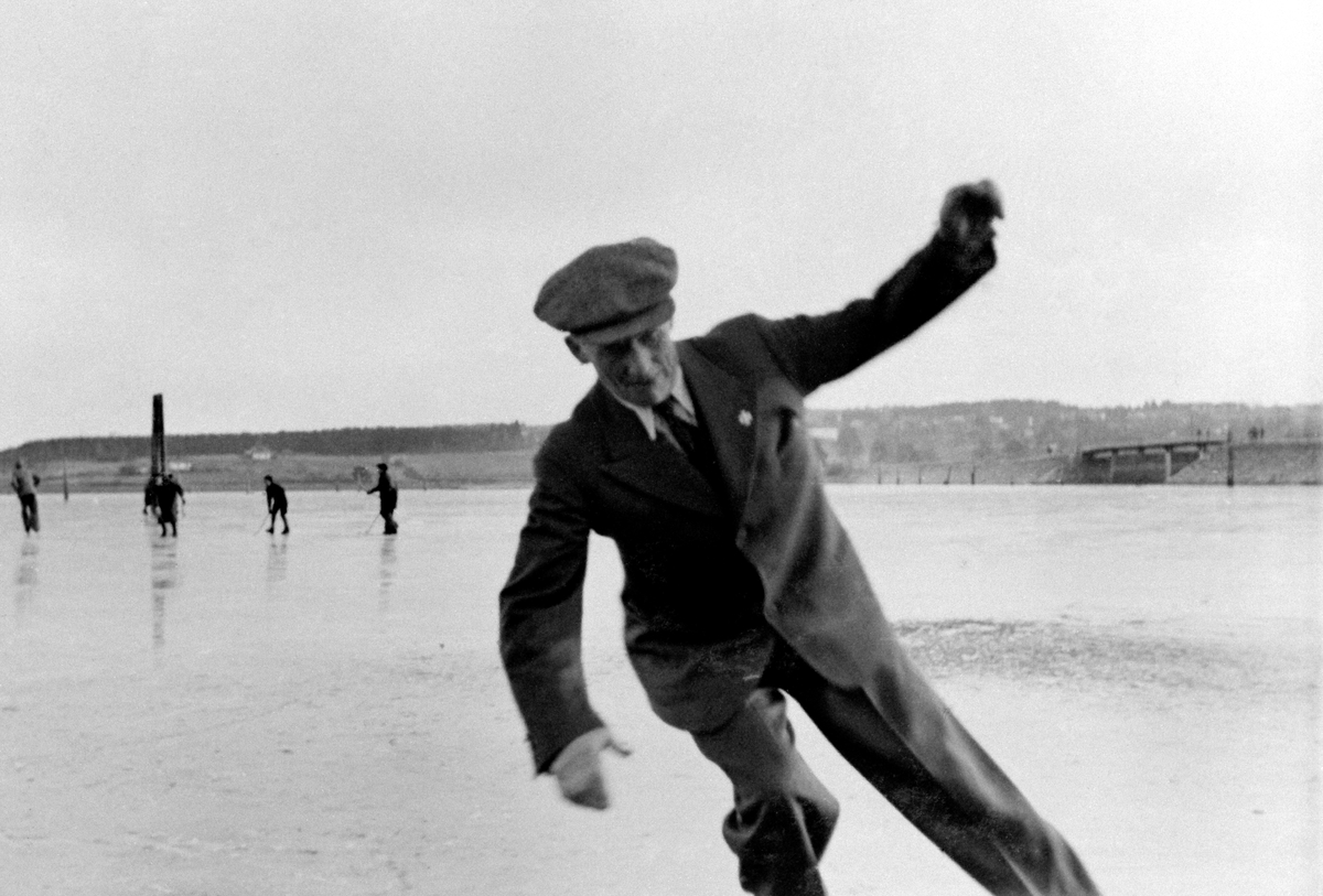 Anno Domkirkeodden, PORTRETT: PETER SINNERUD TAR KORKETREKKEREN PÅ LENGDELØPSKØYTER, ÅKERSVIKA, STANGE/HAMAR