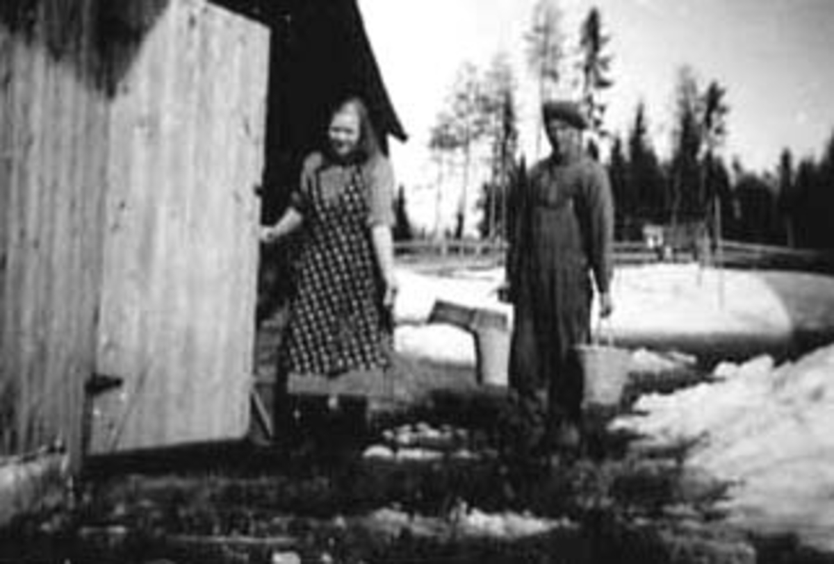 Anno Domkirkeodden, GRUPPE: 2 EKTEPAR PÅ VEG TIL FJØSET: INGE NORDAL OG MATHIAS NORDAL, BJØRNHOLEN, ILSENG