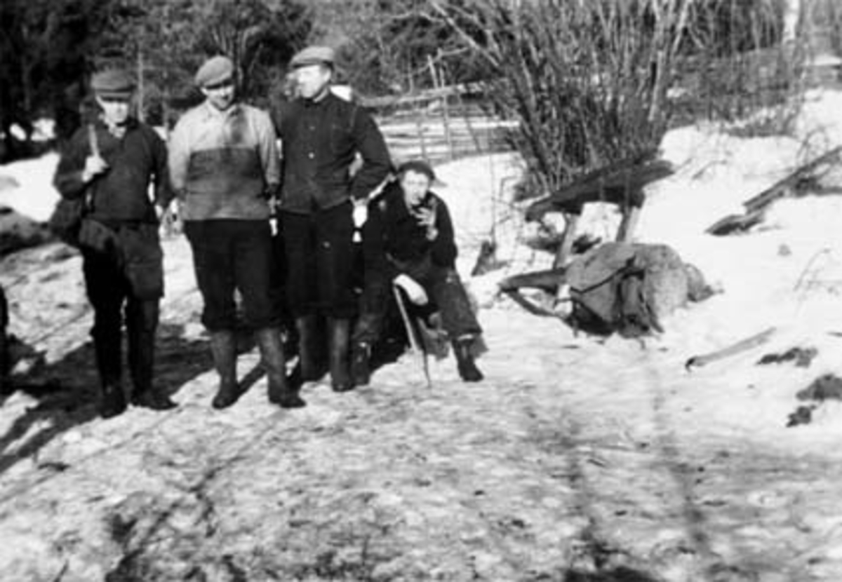 Anno Domkirkeodden, GRUPPE: 4 TØMMERKJØRERE PÅ KOIEPLASSEN, OSKAR JOHANSEN, HELGE LARSEN, OLAV VOLD, AKSEL KOMAL, NØTTESTADMARKA, NØTTESTAD SØNDRE