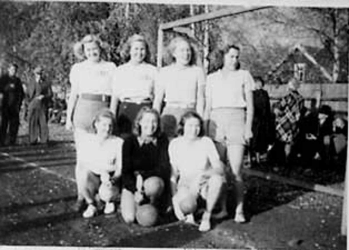 Anno Domkirkeodden, Gruppe 7, håndballag, damer, Ottestad Idrettslag. Foran f. v Lilly Langli Floreng, Eva Olsen Frøysland, Maud Barmoen Simensen. Bak f. v. Ranveig Holm, Reidun Løbakk, Magnhild Haug og Anne Marie Sæther.