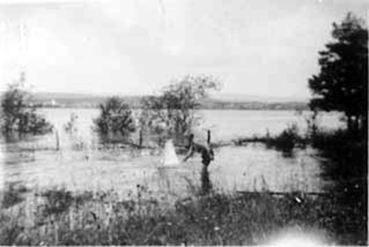 Anno Domkirkeodden, Lars Gjøviken f. 27.01.1916 leker med seilbåt, mjøstranda, Sandvika, Stange. Barnelek.