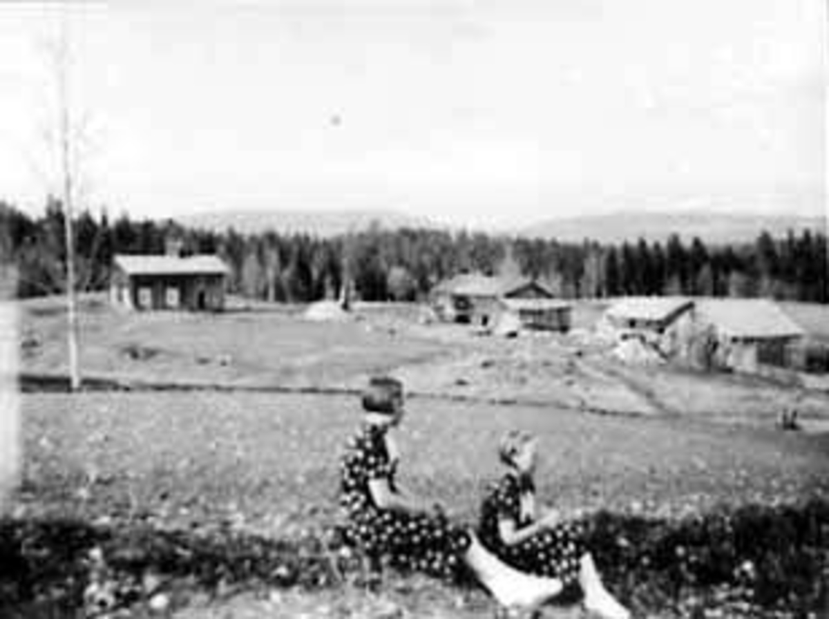 Anno Domkirkeodden, EKSTERIØR: SMÅBRUK, BRENNHAUGEN, 2 JENTER: ODDVEIG VENHOLEN OG SYNØVE VENHOLEN I FORGRUNNEN, BRENNHAUGEN, VALLSET