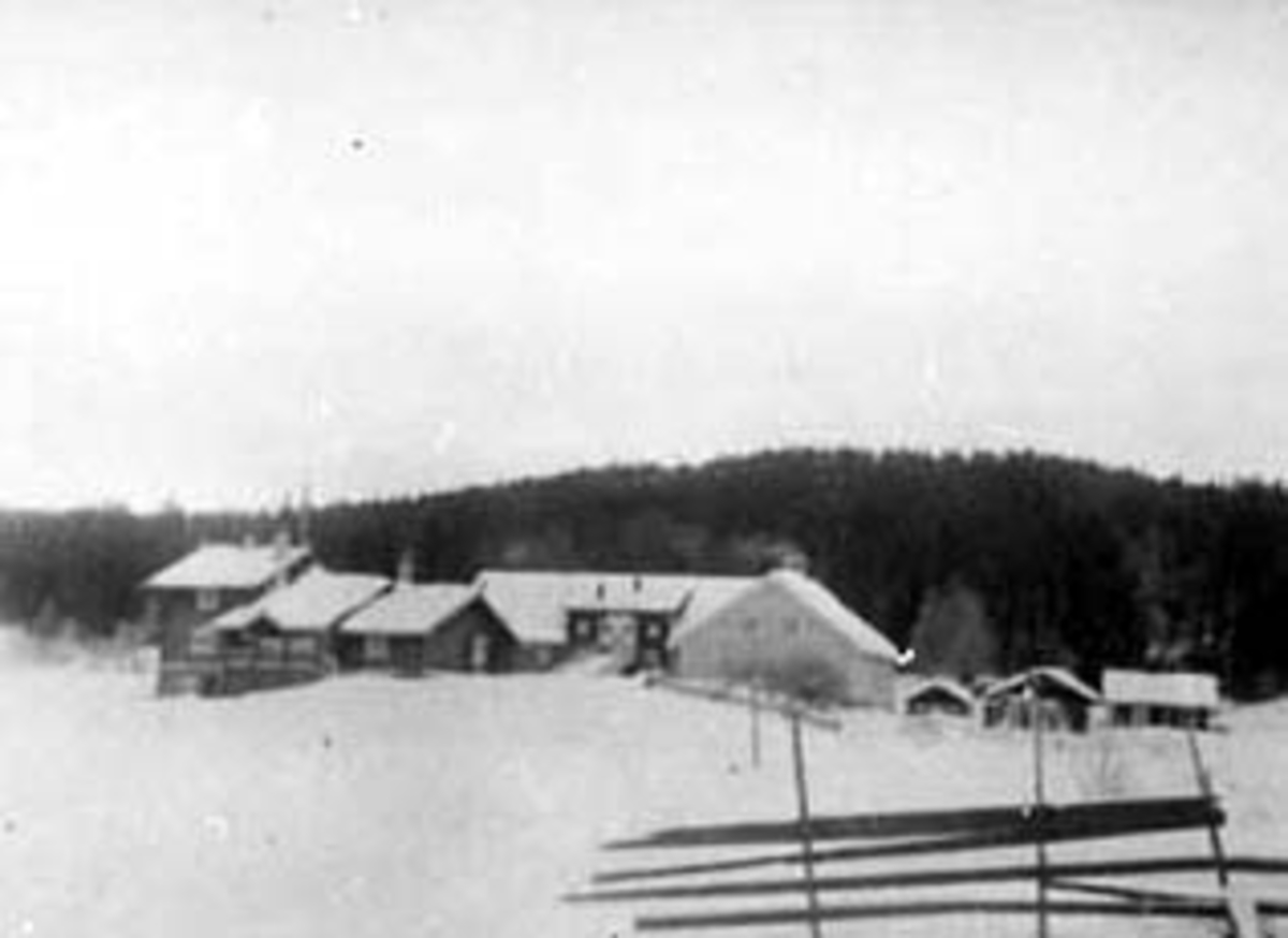 Anno Domkirkeodden, EKSTERIØR: GARDSBRUK, MALUNGEN, VINTER, VALLSET