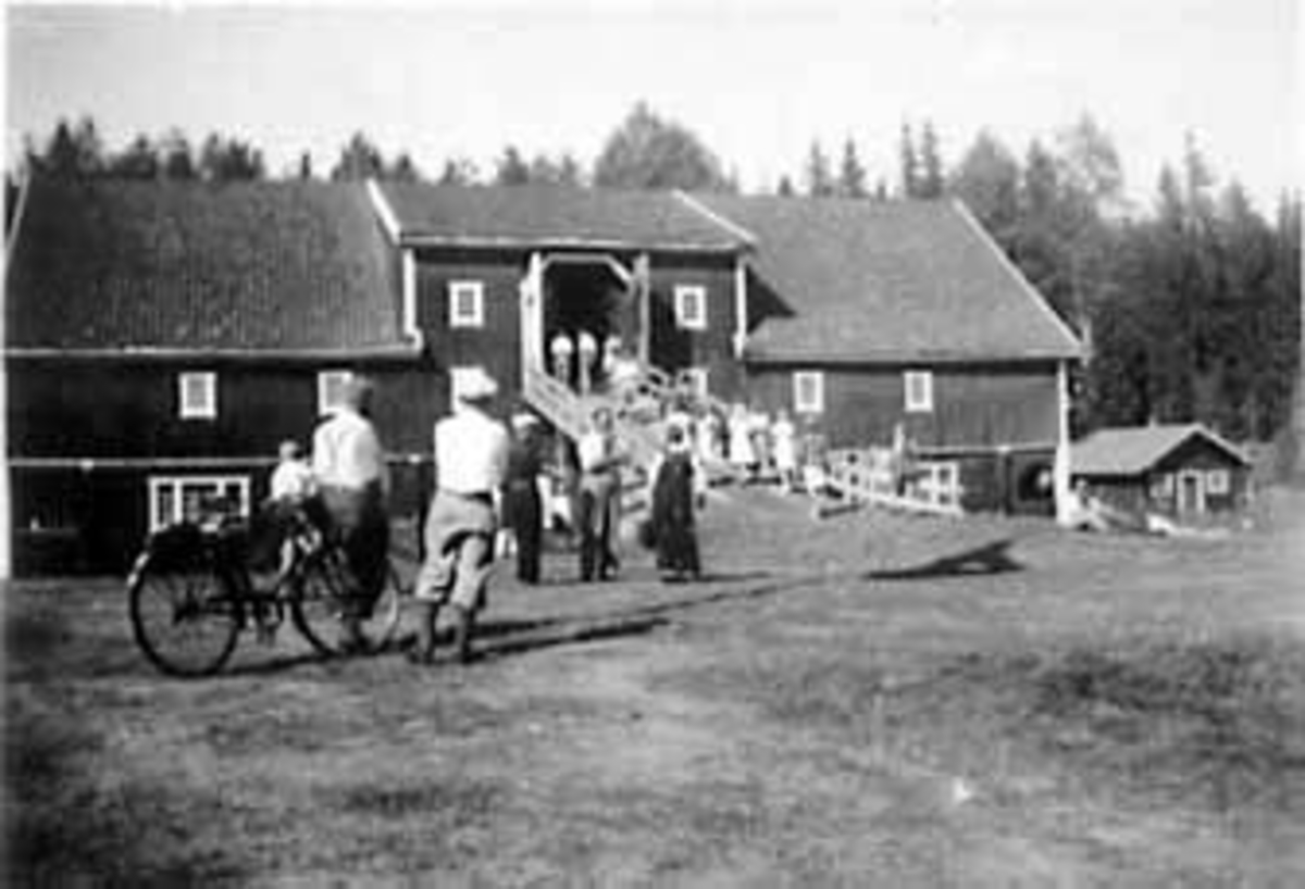 Anno Domkirkeodden, OLSOK I MALUNGEN, EKSTERIØR: TRØSKERLÅVEN, FESTKLEDDE FOLK OPP LÅVEBRUA, VALLSET