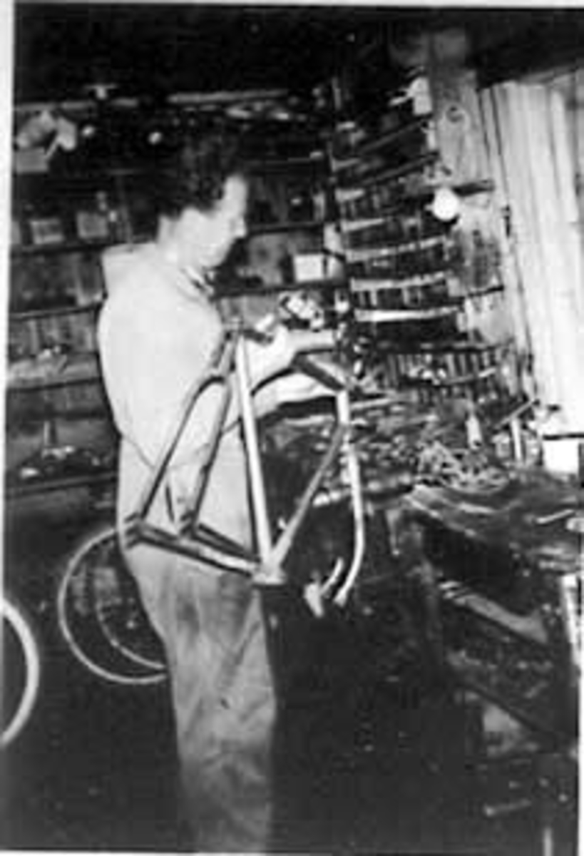 Anno Domkirkeodden, INTERIØR: BÆKKEVOLD SYKKELVERKSTED, ROALD BÆKKEVOLD ARBEIDER, OTTESTAD