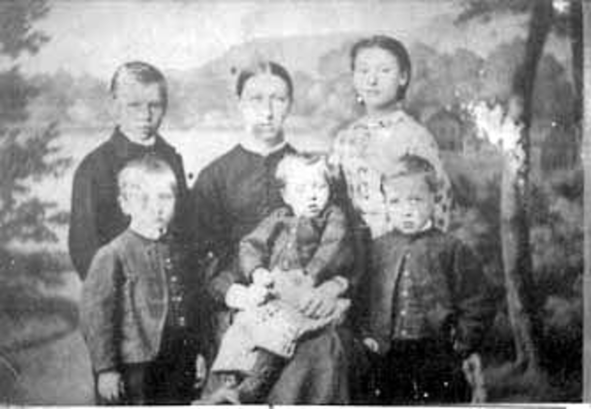 Anno Domkirkeodden, GRUPPE: 6, MOR MED BARN, FAMILIEN FOSS, FRA VENSTRE: SYVER, OTTINE, MARTHE, FORAN FRA VENSTRE: JOHAN, CHRISTIAN MED EDVARD PÅ FANGET, PEDER.