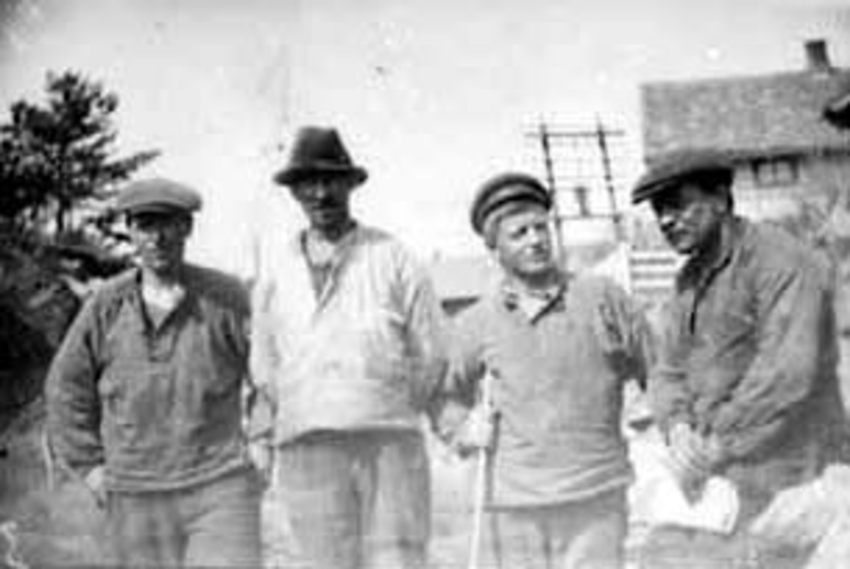 Anno Domkirkeodden, BYGGING AV VIKSBRUA, VIK GARD I BAKGRUNNEN, GRUPPE: 4 MENN FRA VENSTRE: HARALD STRAND, SIGURD EVENSEN, JOHANNES JENSEN LØVÅS, JENS NYBAKK, TANGEN