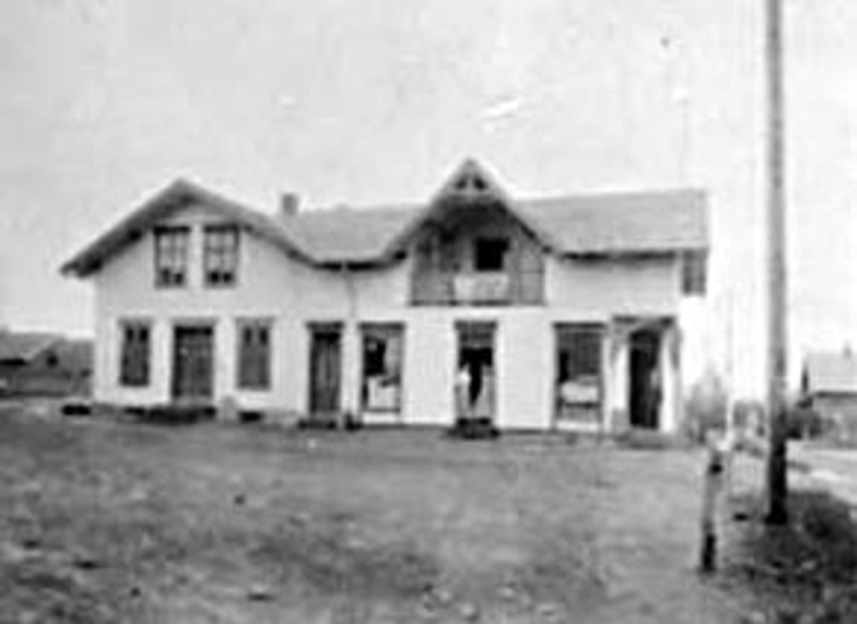 Anno Domkirkeodden, EKSTERIØR: FORRETNING, NORDSVEENGÅRDEN, STORGATA, STANGEBYEN KOLONIAL, 2 DAMER I DØRA, BUTIKK