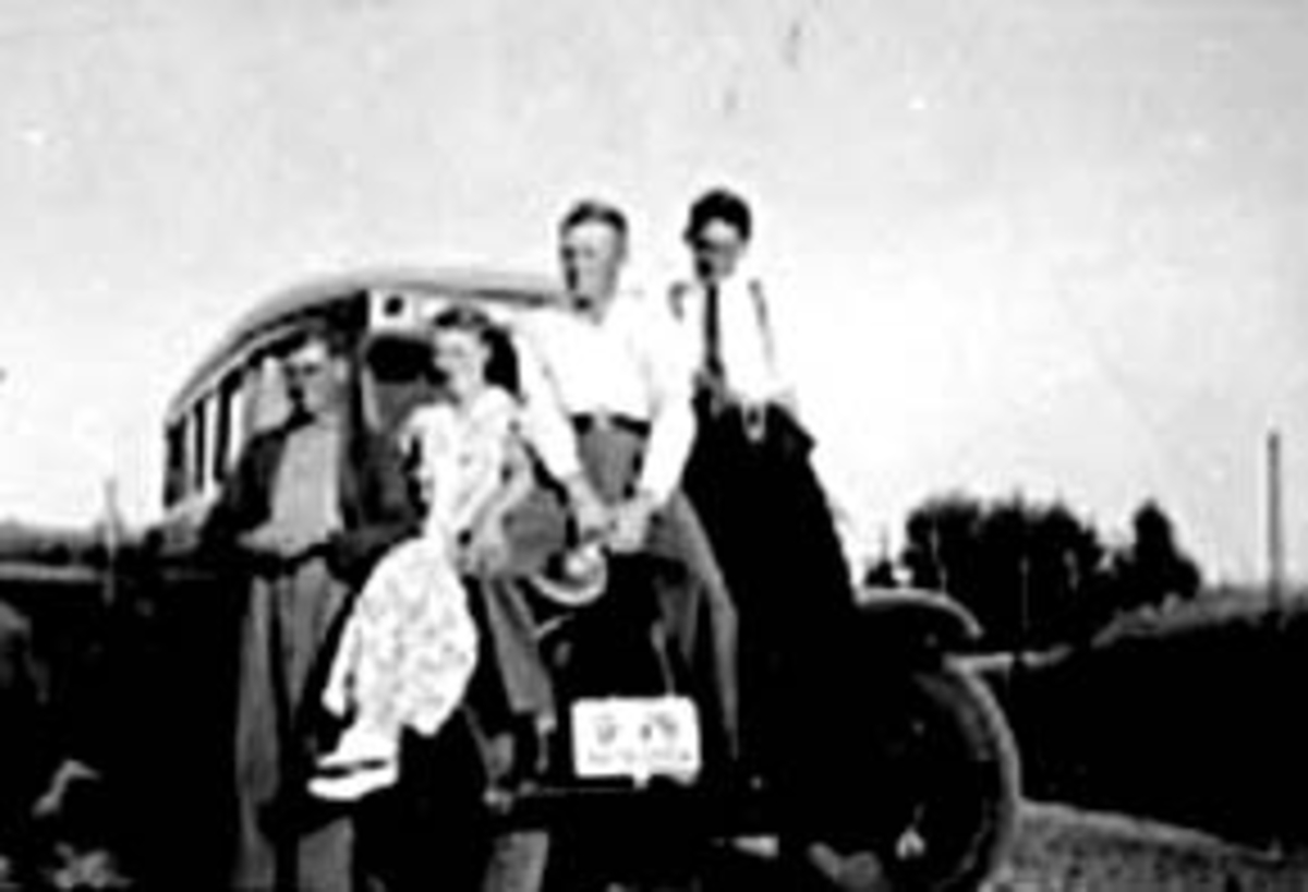 Anno Domkirkeodden, DEN FØRSTE BUSSEN I STANGE VESTBYGD, D-76, SJÅFØR HÅKON HAUGSRUD, MARIE ÅBAKKEN, HENRIK ÅBAKKEN, MAGNUS HELGÅSEN