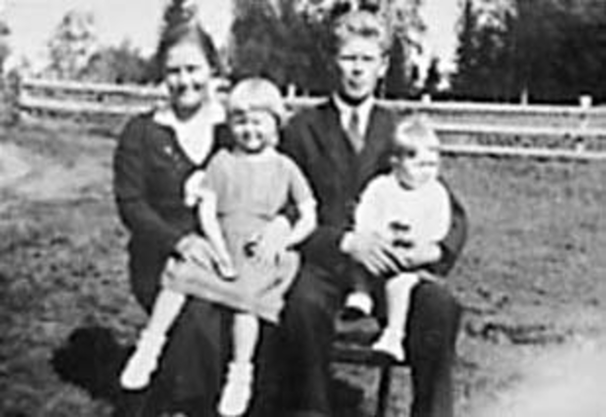 Anno Domkirkeodden, GRUPPE 4, MARIE OG JOHAN JOHANSEN HOEL MED BARNA SIGRID OG OLAI, STOREVANGEN, ESPA