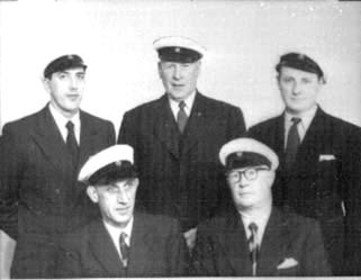 Anno Domkirkeodden, GRUPPE 5, STYRET I STANGE MANNSKOR: FORAN FRA VENSTRE: DIRIGENT R. REFSAHL OG FORMANN J. M. LUND. BAK: SEKRETÆR O. BOHJORT, KASSERER ASBJØRN P. HAGEN OG NESTFORMANN M. MOEN