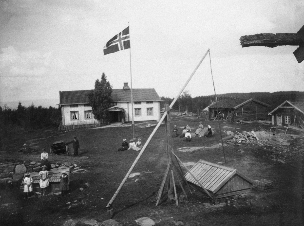 Normann Helger, EKSTERIØR: GARDSBRUK, HAUKAASEN NORDRE, VIPPEBRØNN, FLAGGSTANG, FOLK
