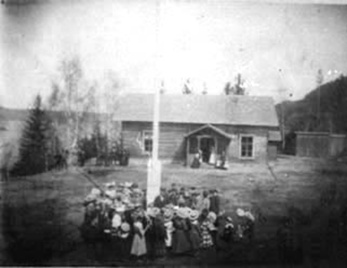 Normann Helger, 17 MAI, LÆRER GUTHUS MED MANGE, ELEVER, VOKSNE, SKOLEPLASS, FLAGGSTANG, NORDVANG SKOLE, ESPADubb: 417-6299