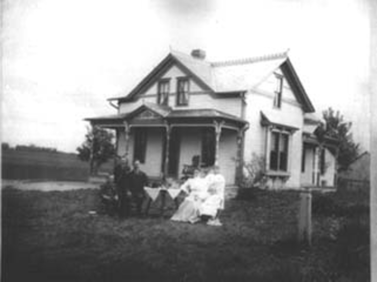 Normann Helger, EKSTERIØR: HUS, FARM, MANKATO, MINNESOTA, USA, GRUPPE: 5 FORAN: ANTON HOFF MED FAMILIE FRA PLASSEN SJØSVEEN VED LINNERUDSJØEN, STANGE.
