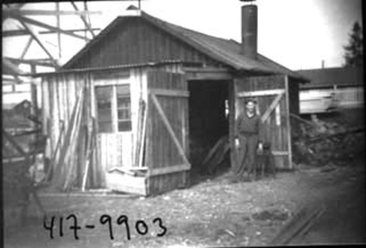 Anno Domkirkeodden, DEN GAMLE SMEDALSMIA TIL SMED ANTON SMEDAL, ILSENG, LÅ PARALLELT MED DEN GAMLE BYGDEVEGEN, ANTON I DØRA