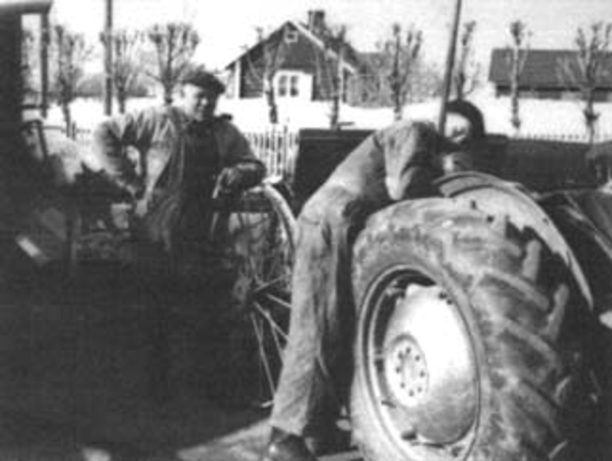Anno Domkirkeodden, SMEDALSMIA PÅ ILSENG, FRA VESNTRE: SMED ANTON SMEDAL VED SÅMASKINA OG OLE GJESTVANG VED TRAKTOREN