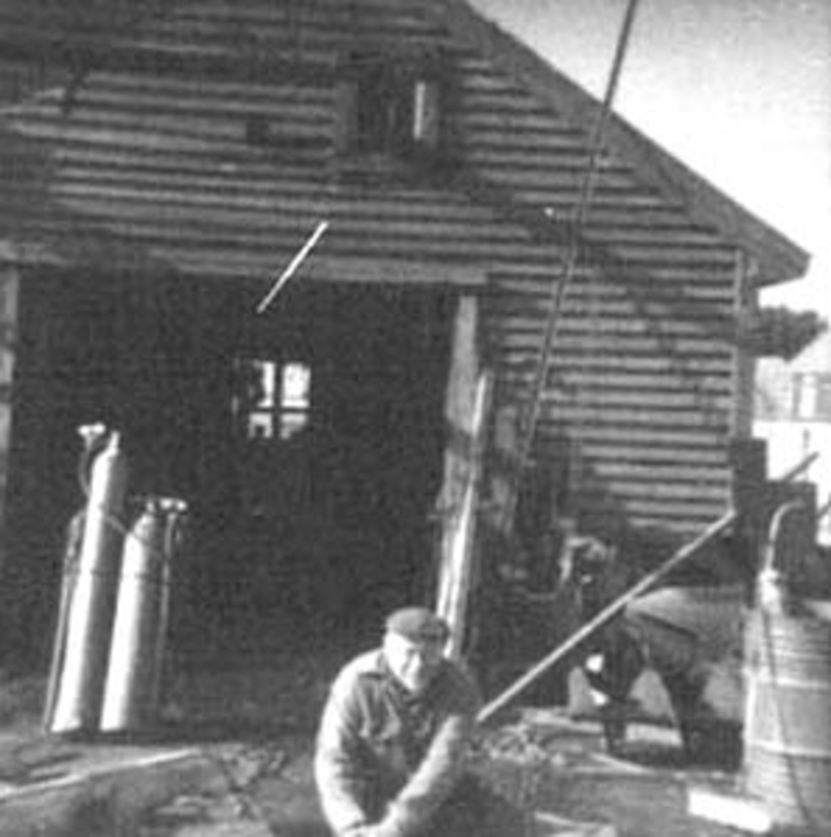 Anno Domkirkeodden, SMEDALSMIA PÅ ILSENG, SMED ANTON SMEDAL ARBEIDER MED EN HESTERUSTNING, GASSFLASKER