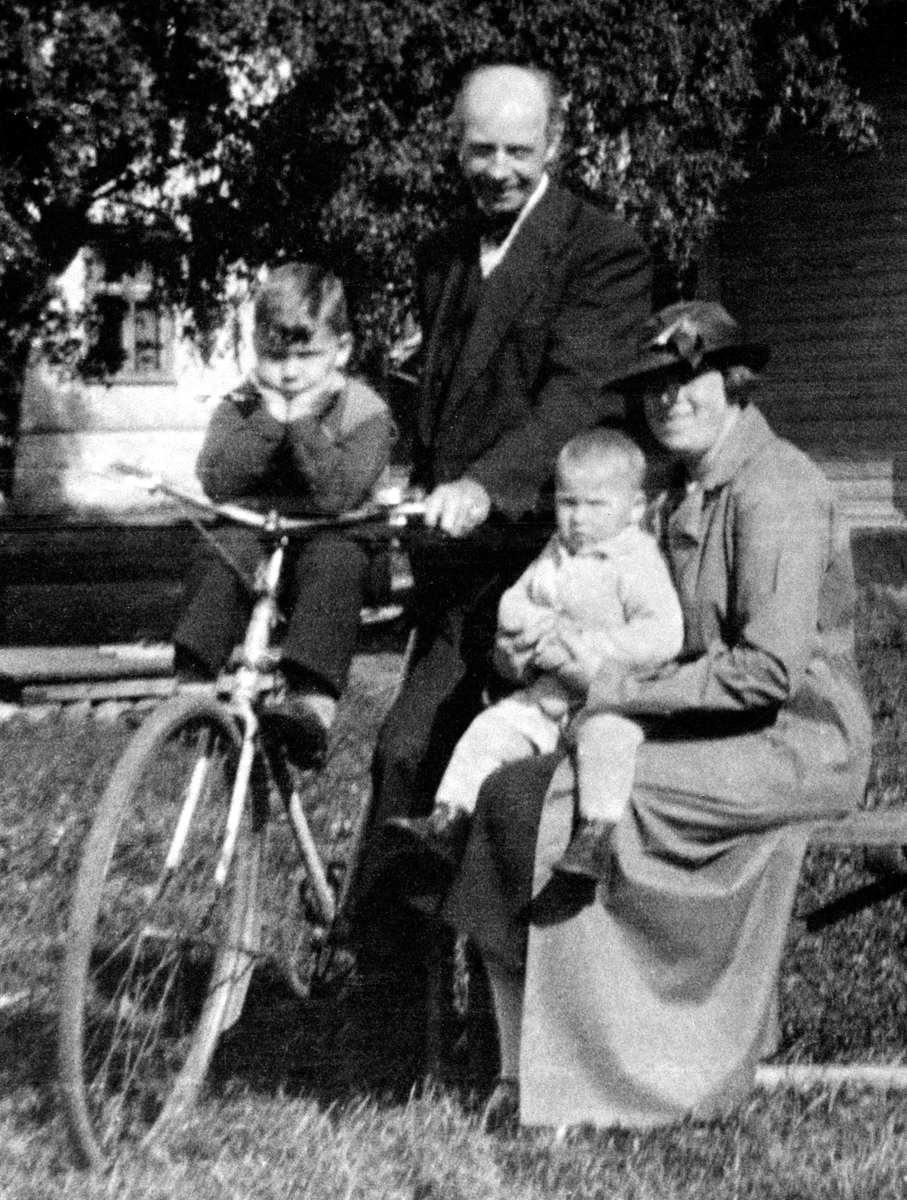 Anno Domkirkeodden, KINOMASKINIST PETER DAHL OG KAFEVERTINNE GUDRUN DAHL MED SØNNEN ODVAR PÅ SYKKELEN OG LEIF ERIK PÅ MORS FANG, UTENFOR STANGE KINO