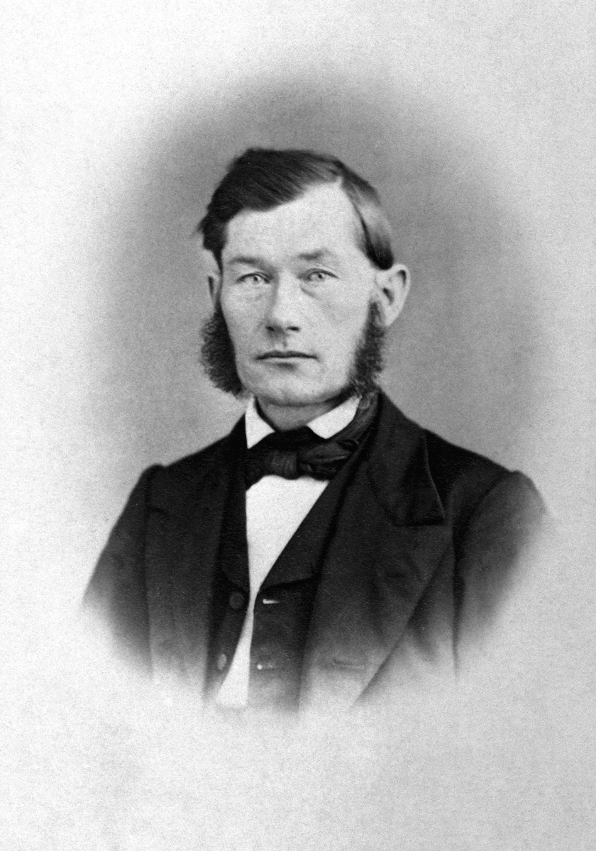 Anno Domkirkeodden, LÆRER CHR. ELIESEN, KJEVERUD SKOLEFødt Toten 6 mars 1828 - Død Hamar 11 okt. 1904