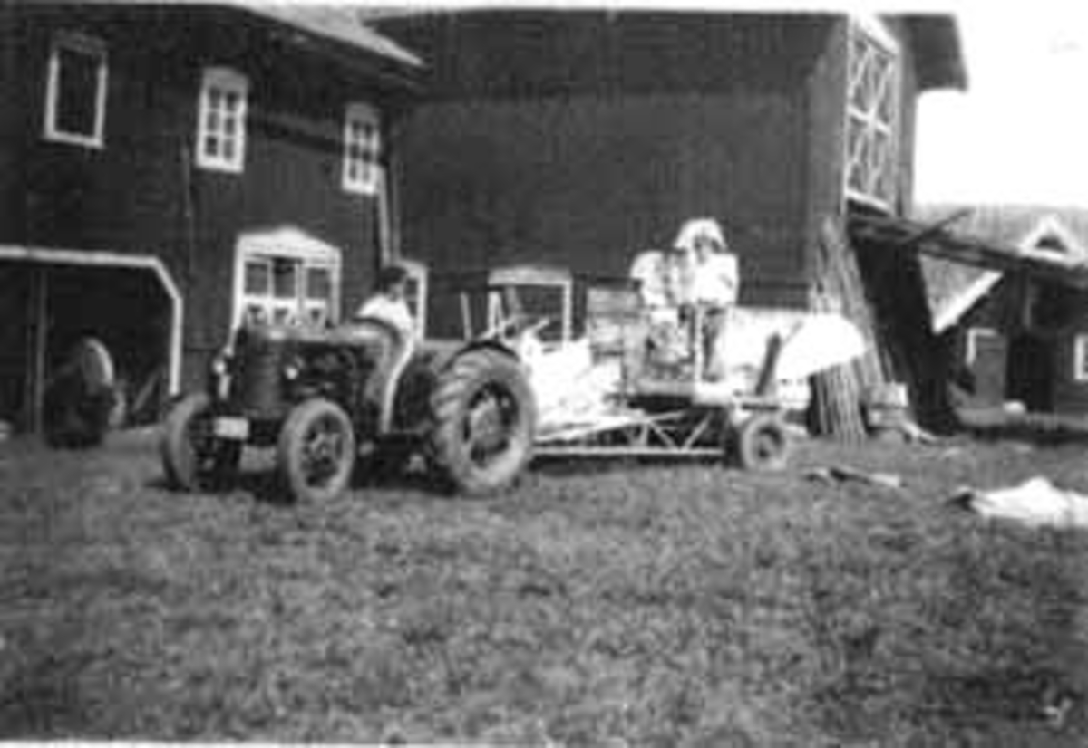 Anno Domkirkeodden, TRAKTOR FORAN LÅVEN: DAVID BROWN 1948 MODELL MED SKURTRESKER, FRA VENSTRE: EVEN KRISTOFFER STENBERG