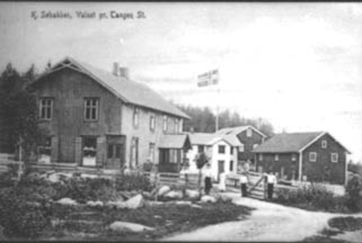 Anno Domkirkeodden, K. SØBAKKENS LANDHANDLERI, BUTIKK, VALLSET. POSTKORT. CHRISTEN CHRISITOFFERSEN SØBAKKEN OVERTOK BUTIKKEN OG BAKERIET I 1903 OG DREV STEDETFRAM TIL I 1920 DA HAN SOLGTE. I 1922 KJØPTE AASBYGDEN HANDELSLAG STEDET OG DREV DET FRAM TIL 1940. STEDET ER I DAG (1993) I PRIVAT EIE OG DRIVES SOM SMÅBRUK.