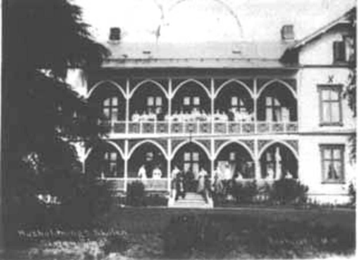 Anno Domkirkeodden, STORE GILLUND, HUSHOLDNINGSSKOLEN, SVEITSERSTILVERANDA