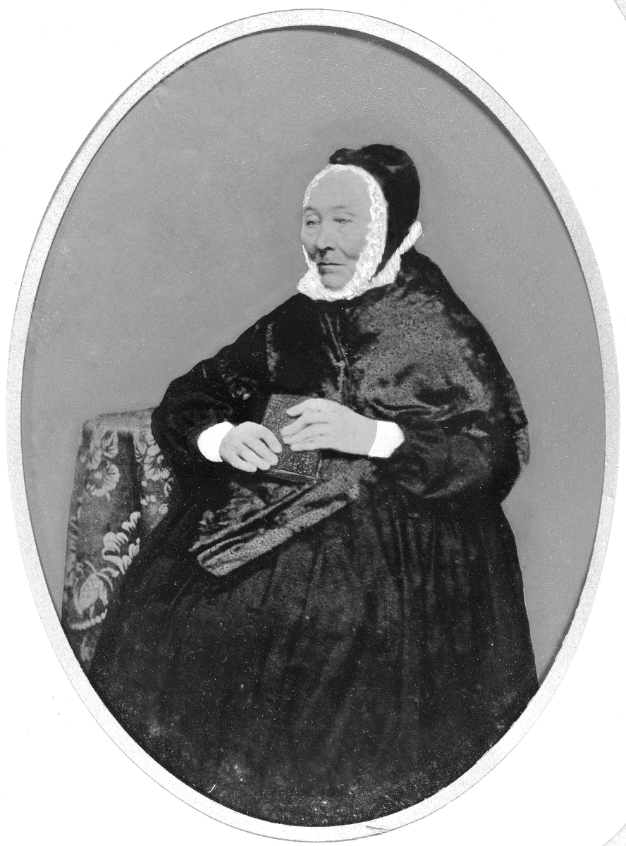 Anno Domkirkeodden, MARI MORTENSDATTER HUSEBY 1783-, FØDT STORE REE, KVINNEKLÆR, KJOLE, HODEPLAGG, RYNKELUE MED MODERAT PULL, OG SKRUD SOM SITTERT ETT RUNDT ANSIKTET.