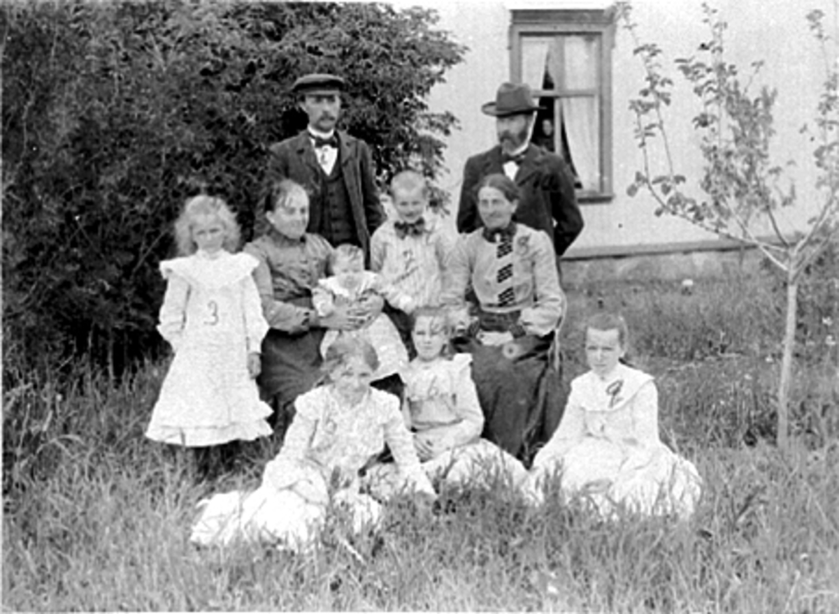 Anno Domkirkeodden, ALFHEIM, ADOLF GODAGERS FORRETNING I STANGEBYEN, FAMILIEGRUPPE I HAGEN. 1. MOR JOHANNE FØDT ALM, 2 FAR ADOLF, 3 DAGNY, 4 ASTA, 5 AGNES, 6 BERGLJOT, 7 MAGNUS, 8 TANTE ELI MOE, 9 MARIE, 10 ONKEL HANS MOE.