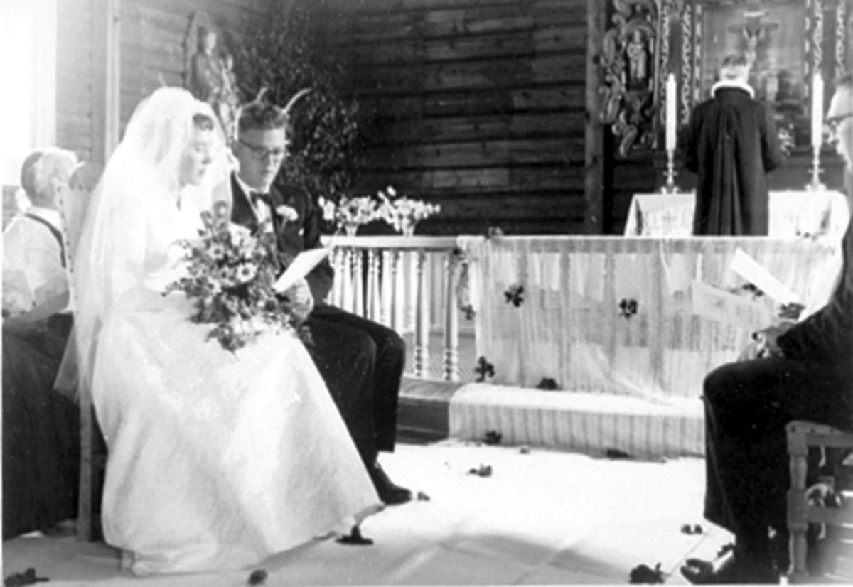 Anno Domkirkeodden, VALLSET KIRKE, BRYLLUP, BRUDEPARET: TURID FILSETH OG KJELL HOELSÆTER, PREST : AXELSEN, TIL HØYRE: ASBJØRN FILSETH
