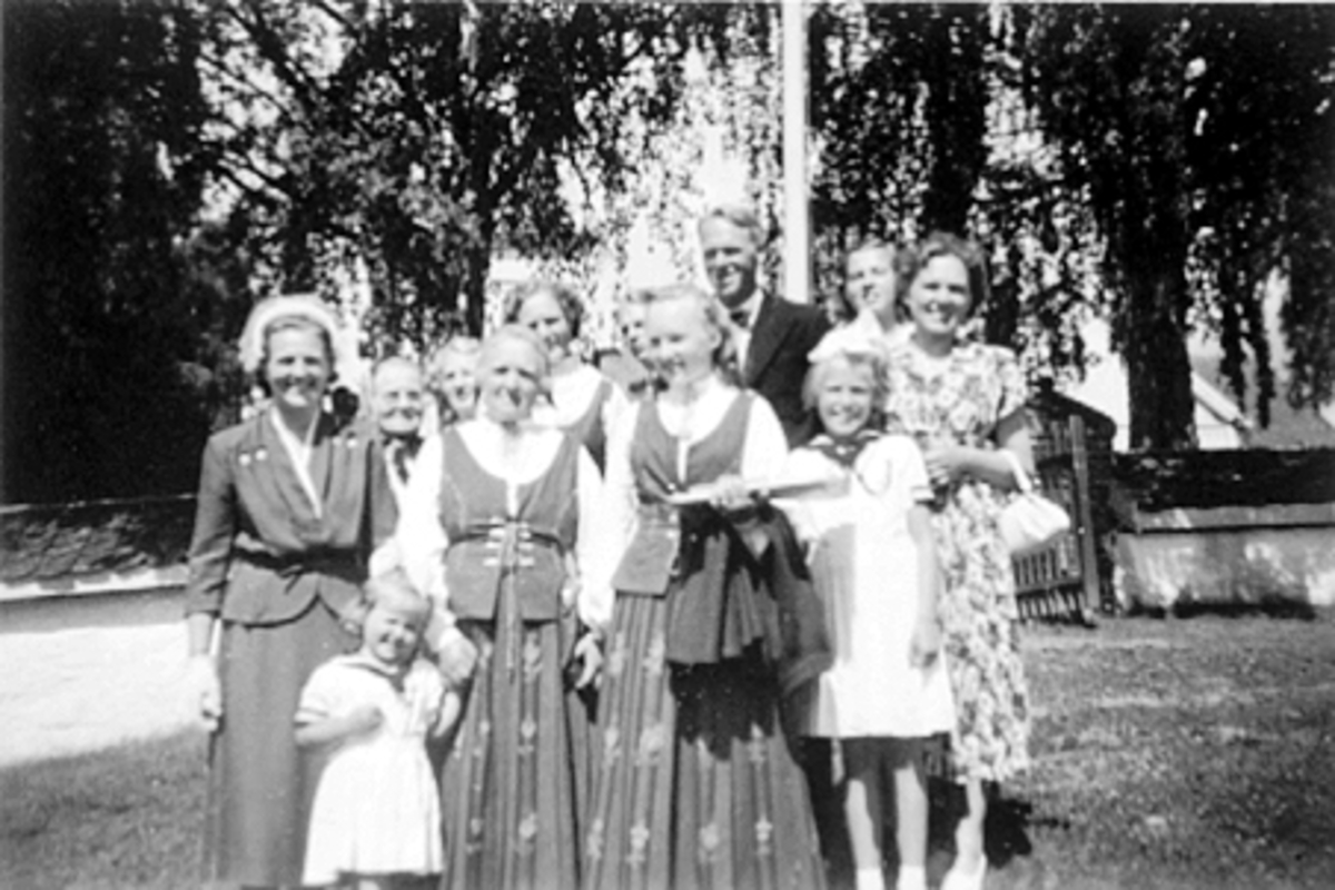 Anno Domkirkeodden, VALLSET KIRKE, KONFIRMANT TONE FILSETH MED FAMILIE PÅ KIRKEBAKKEN, HEDMARKSBUNAD.