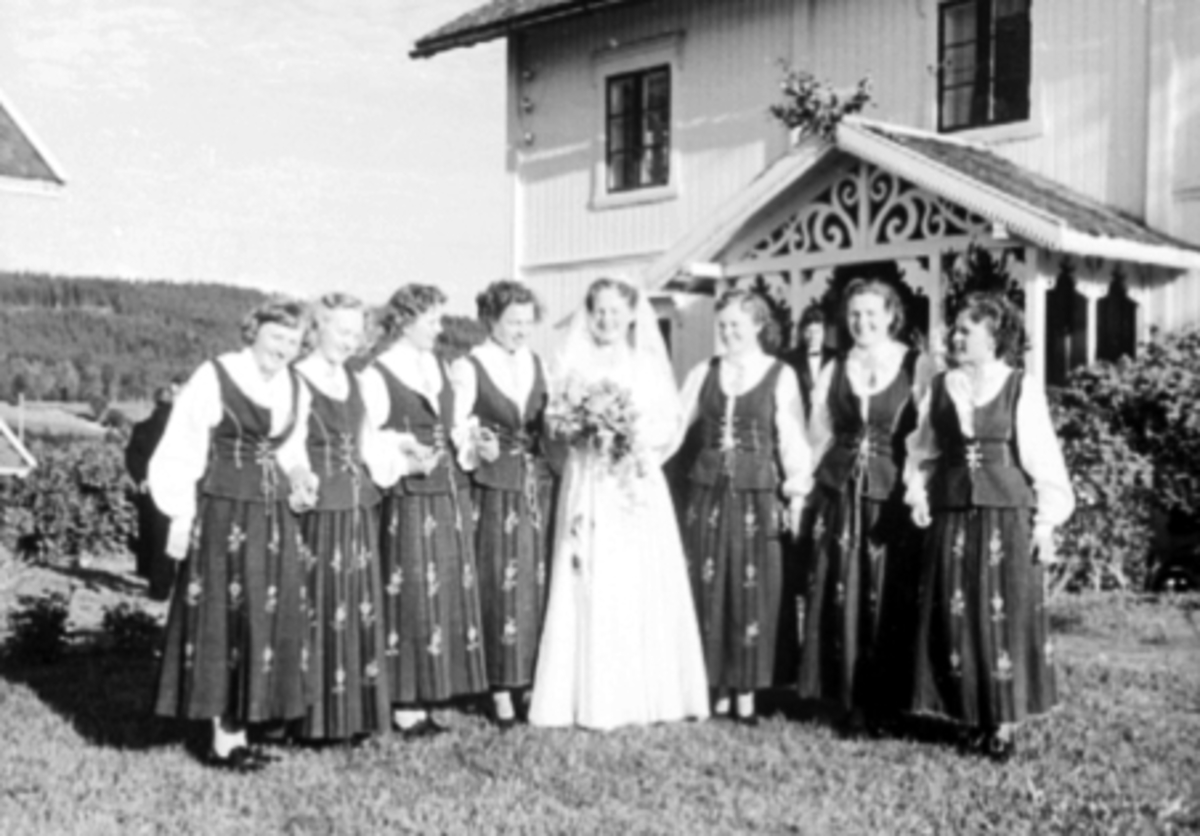 Anno Domkirkeodden, FILSET GARD, BRYLLUP, BRUD: SOLVEIG FILSETH MED 8 SØSTRE I HEDMARKSBUNAD, FRA VENSTRE: TONE, TURID, GUNNHILD, IDUN, SOLVEIG, ELSE, ÅSE OG MAGNHILD