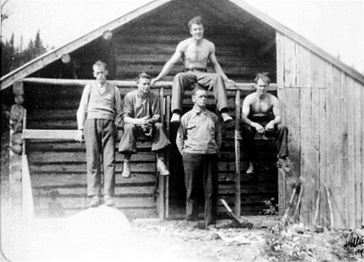 Anno Domkirkeodden, VALLSETINGER SOM TØMMERHUGGERE I ØSTERDALEN, UTNEFOR TØMMERKOIE. GRUPPE 5 FRA VENSTRE: OVE VOLLUNGHOLEN, BJARNE NILSEN, EINAR KJELLBACK, LEIF ELLER MODOLF STRUPERUD OG OVER PER MOSHAUG